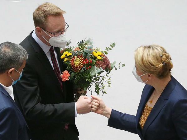 Blumen für den neuen Parlamentspräsidenten: Dennis Buchner (SPD, Mitte) wird mit breiter Mehrheit gewählt. Foto: Wolfgang Kumm/dpa
