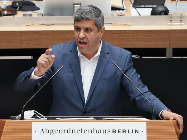Raed Saleh, Vorsitzender der SPD-Fraktion, in der aufgeheizten Debatte nach dem Aus für den Berliner Mietendeckel.
