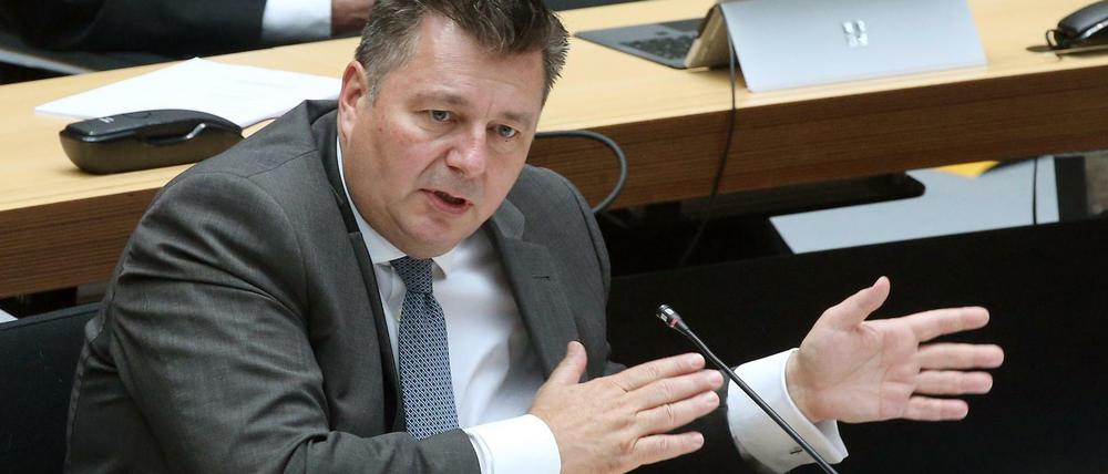 Innensenator Andreas Geisel (SPD) verteidigt stetig sein Landesantidiskriminierungsgesetz. Dieses ist deutschlandweit auf viel Kritik gestoßen.