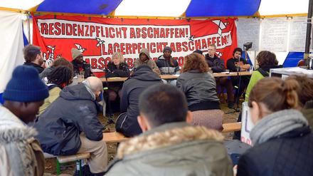 Diskussion über die Erfahrungen mit Behörden und Polizei im Winter letzten Jahres auf dem Refugee-Protest-Camp in Berlin-Kreuzberg.