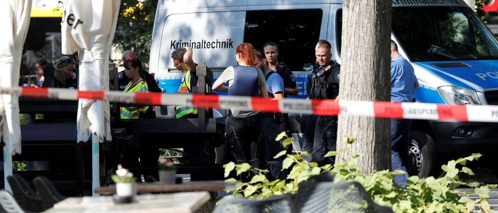 Polizisten untersuchen den Tatort in Berlin-Moabit.