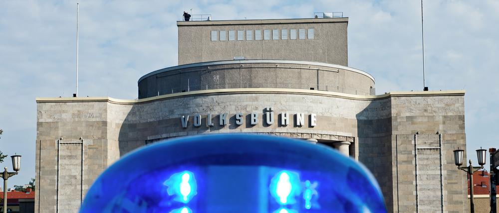Das Blaulicht eines Polizeifahrzeugs vor der Volksbühne Berlin 