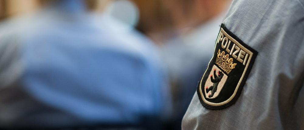 Ein Beamter trägt das Wappen der Berliner Polizei. (Symbolfoto)