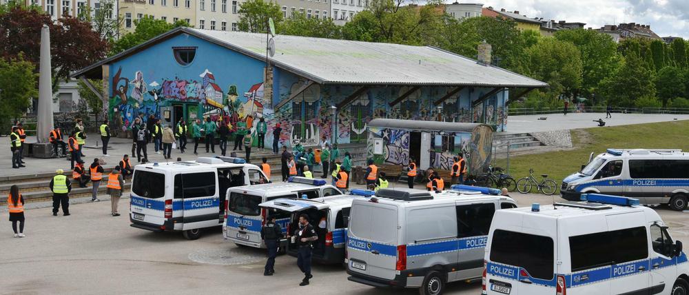 So viel Polizei ist auch im Görlitzer Park nicht normal - das Bild stammt vom 1. Mai 2020.