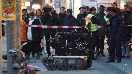 Explosiver Fund: Ein Sprengstoffroboter am Tatort in Berlin-Steglitz