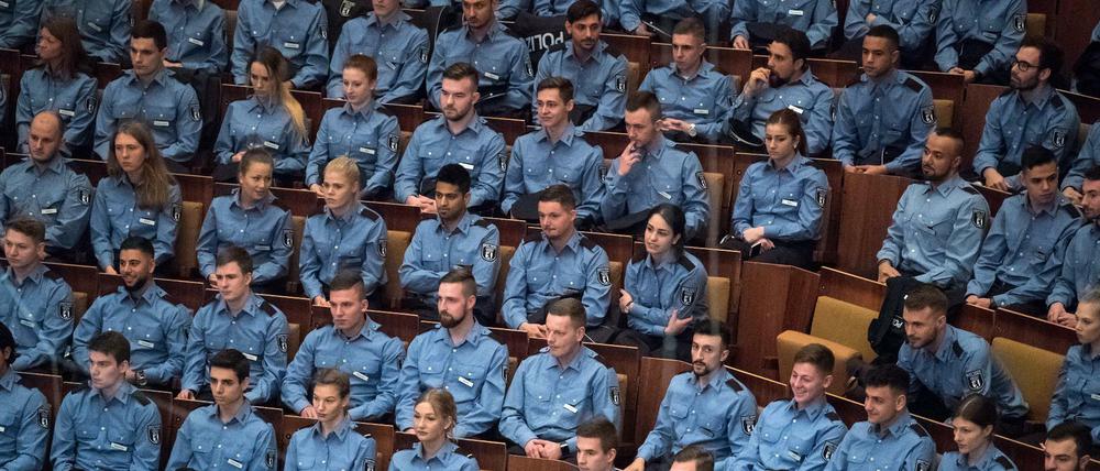 Polizeibeamte bei der feierlichen Vereidigung der Berufsanfänger des mittleren und gehobenen Dienstes bei der Berliner Polizei.