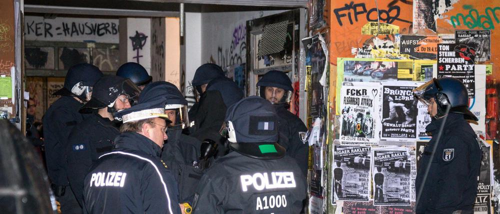 Polizisten stehen am 13.01.2016 in Berlin vor einem Haus in der Rigaer Straße 94. 