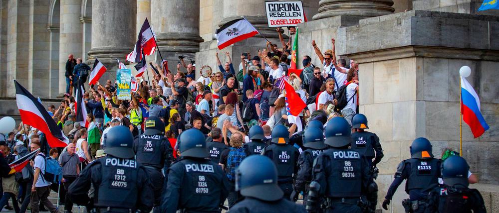 Angriff der Reichsbürger. Am 29. August2020 versuchten Reichsbürger gemeinsam mit Coronaleugnern und Rechtsextremisten, das Reichstagsgebäude zu stürmen. 