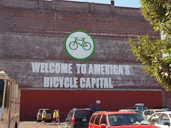 Klare Ansage: Dieses Wandgemälde stammt von einem Fahrradverleih, aber trifft zugleich das Lebensgefühl vieler Bewohner von Portland im US-Staat Oregon.