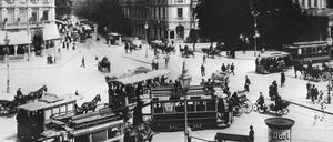 Reges Verkehrstreiben mit Pferdewagen, Kutschen und Fahrradfahrern auf dem Potsdamer Platz. Das Foto entstand um 1900.