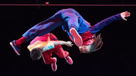 Tänzer der Urban-Dance-Gruppe "Flying Steps" fliegen bei der Premiere von «Flying Pictures»