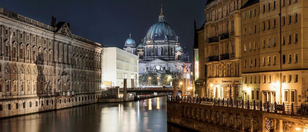 Lichter der Großstadt. Im Farbenspiel der Nacht wird sogar der Berliner Dom zum ästhetischen Genuss. 