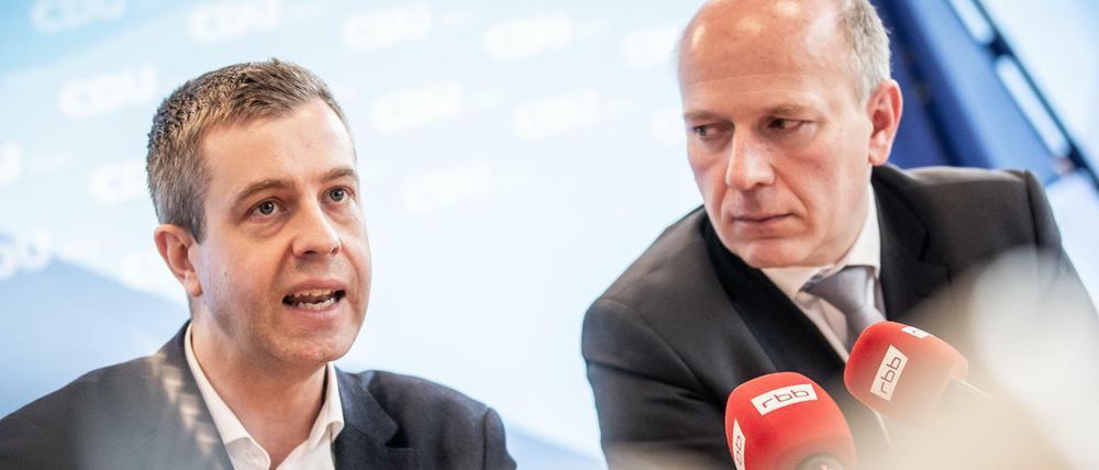 Die Taschen sind voll: Kai Wegner (r), Kandidat der Berliner CDU für den Landesvorsitz der CDU, stellt den bisherigen Generalsekretär Stefan Evers auch als seinen möglichen künftigen Generalsekretär vor.