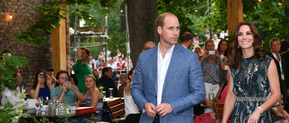 Der britische Prinz William und seine Frau Herzogin Kate im Garten von Clärchens Ballhaus.