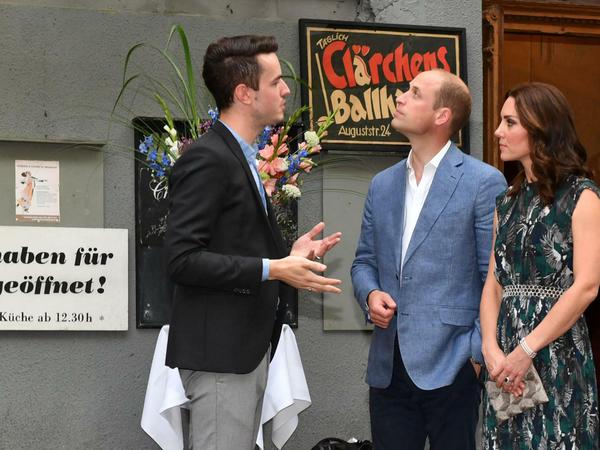Der britische Prinz William (M) und seine Frau Herzogin Kate sprechen mit Nils Jürgens von Clärchens Ballhaus.