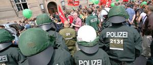 Bisher waren Versammlungen der "Bürgerbewegung Pro Deutschland" immer von Gegendemonstrationen begleitet - wie hier vor dem Rathaus Schöneberg im vergangenen Sommer.