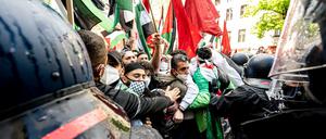Polizei im Einsatz bei einer Demonstration palästinensischer Gruppen in Berlin-Neukölln