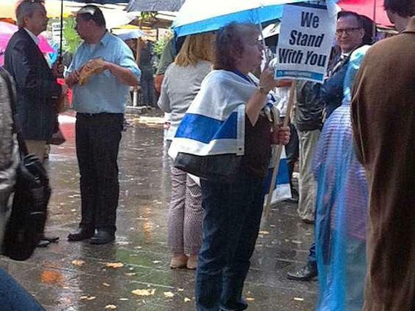 Pro-israelische Demonstranten im strömenden Regen. "Wir stehen euch bei", steht auf dem Schild.