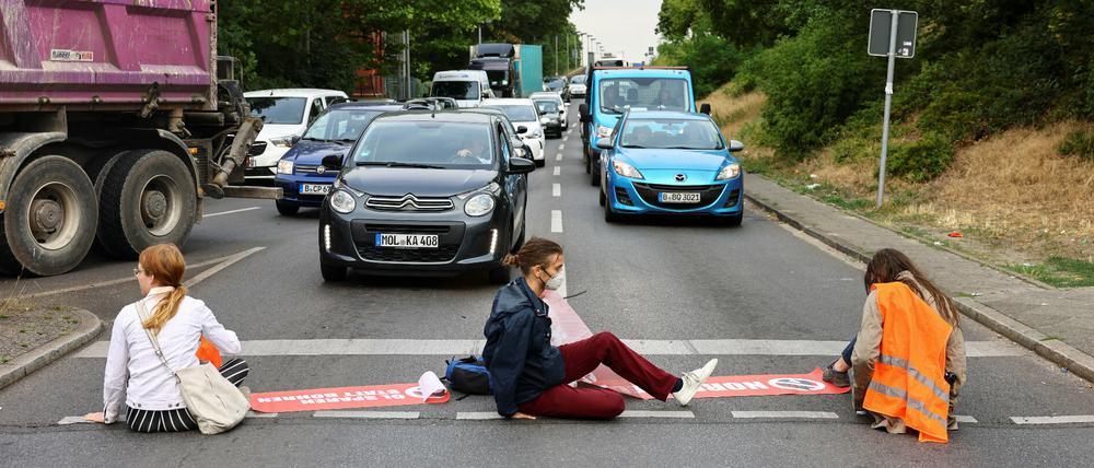 "Letzte Generation"-Aktivisten blockierten auch am Donnerstagmorgen wieder Ein- und Ausfahrten der Autobahnen A100, A111 und A113 in Berlin.