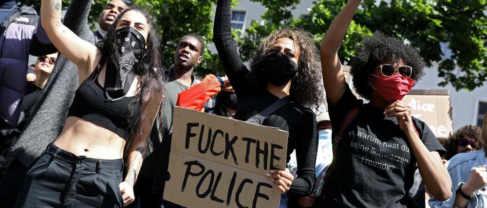 Aktivistinnen bei der Demonstrationen gegen rassistische Polizeigewalt.