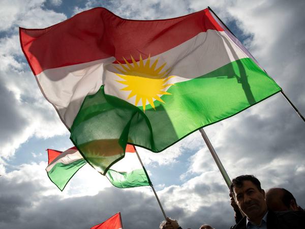 Sie halten Fahnen der autonomen Region Kurdistan: Demonstranten am Pariser Platz.