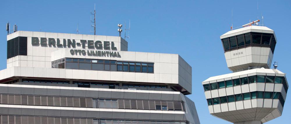 Das Hauptgebäude und der Tower sind am Sonntag (20.05.2012) am Flughafen Tegel in Berlin zu sehen. 