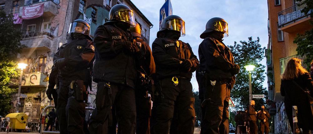 Räumung der „Liebig34“: Die Polizei liefert genau die Bilder, die die Autonomen haben wollen.
