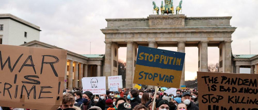 Am Donnerstag wurde am Brandenburger Tor gegen die russischen Aggressionen demonstriert.