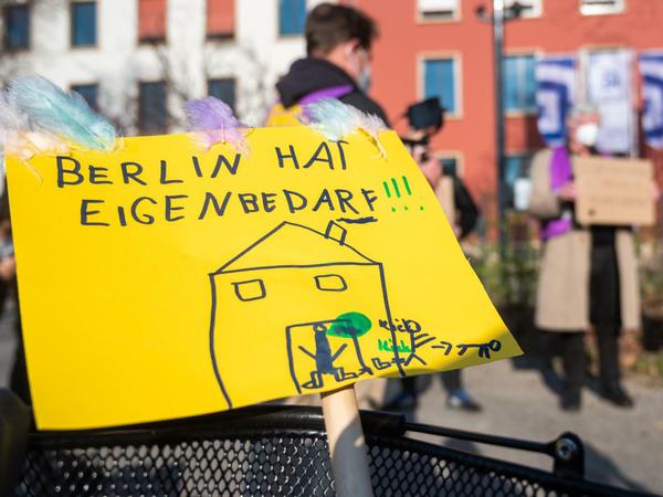 Menschen protestieren bei einer Demonstration der Initiative "Deutsche Wohnen und Co. enteignen".