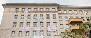 Plakate gegen den Verkauf von Mietwohnungen an die Deutsche Wohnen SE hängen an einer Gebäudefassade in der Karl-Marx-Allee