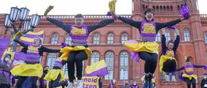Cheerleader tanzen bei einer Protestkundgebung von «Deutsche Wohnen und Co. enteignen» vor dem Roten Rathaus. (Archivbild)