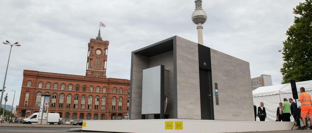 Die Firma Wall betreibt in berlin insgesamt 357 Toilettenanlagen. Dieses Modell präsentierte sie im Herbst 2018 nahe dem Roten Rathaus.