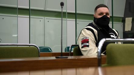 Rapper Fler, bürgerlich Patrick Losensky, sitzt in einem Gerichtssaal. 