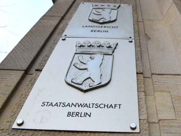 Das Schild "Staatsanwaltschaft Berlin" am Eingang zum Gerichtsgebäude in der Turmstraße in Moabit.
