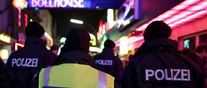 Polizisten patrouillieren in Hamburg auf dem Kiez. Jährlich nehmen etwa 250 Neuzugänge von der Polizeischule ihren Dienst auf. 