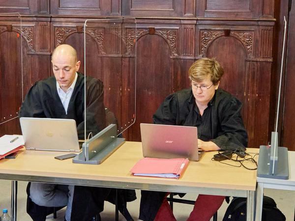 Plexiglasscheiben sollen Personen in Berliner Gerichtssälen schützen, so wie hier im Hamburger Amtsgericht.