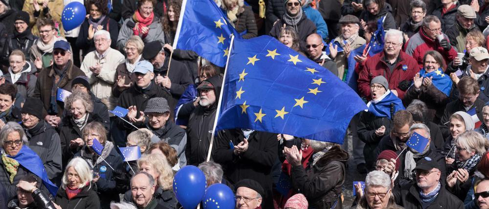 Seit Wochen versammeln sich in zahlreichen EU-Städten Tausende, um ein Zeichen für die Einheit Europas zu setzen. 