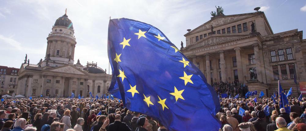 Tausende Menschen nehmen demonstrierten am Sonntag vor dem Konzerthaus auf dem Gendarmenmarkt für Europa. 