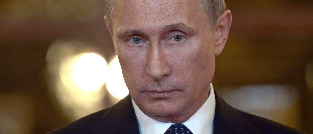 Wladimir Wladimirowitsch Putin blickt skeptisch in die Kamera.