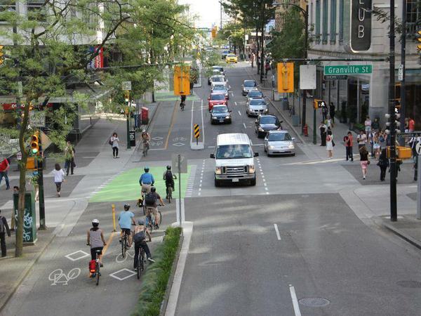 Auch für Fußgänger erhöht sich die Sicherheit, da sie sich den Bürgersteig nicht mit Radfahrern teilen müssen. Der sehr breite Radstreifen ist bidirektional. - Foto: Paul Krueger (CC: BY 2.0)