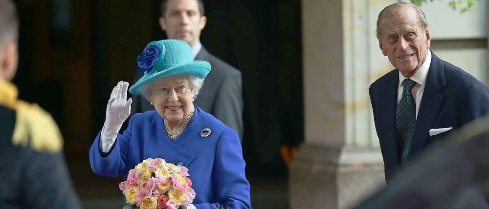 Queen Elizabeth und ihr Gemahl Prinz Philip beim Aussteigen aus dem Bentley am Hotel Adlon.