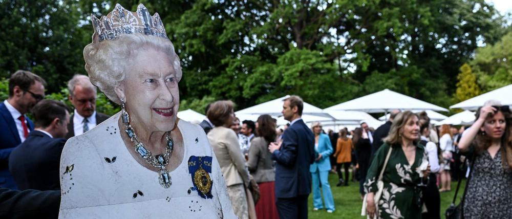Ein Pappaufsteller der Queen steht am Rande der "Queen·s Birthday Party" in der Residenz der britischen Botschafterin. 
