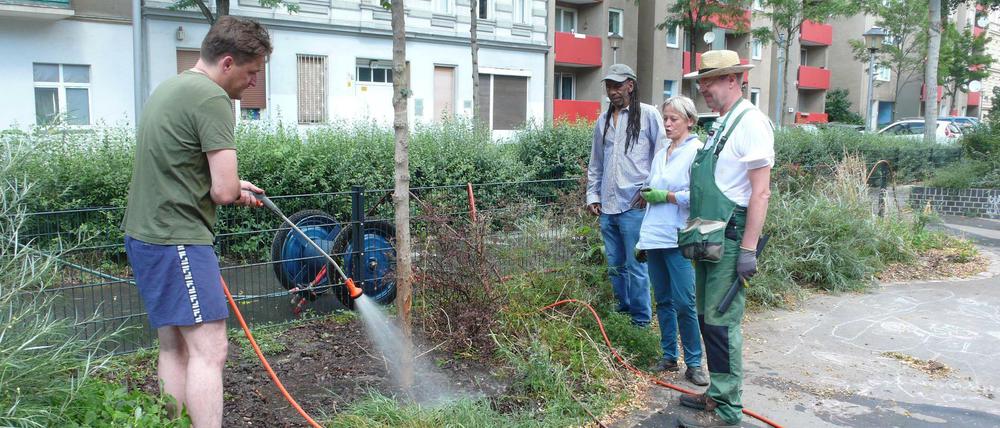 Damit der Kiez grünt. Fast täglich sind die Ehrenamtlichen aus der Moabiter Waldstraße unterwegs, um durstige Bäume zu wässern. Ganz rechts Lothar Walter.  