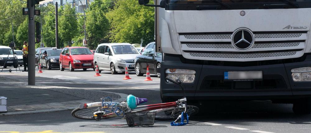 Zu spät. Unfälle beim Rechtsabbiegen sind vermeidbar - sagen die Interessensvertretungen der Radler und Transportbranche.