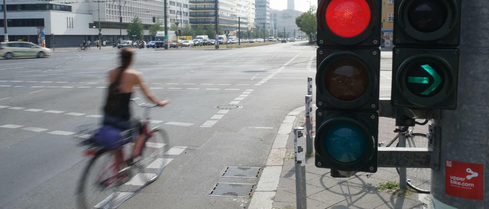 Mangelhafte Infrastruktur trägt in Berlin dazu bei, dass der Verkehr für Radfahrer und Fußgänger gefährlich ist - vor allem an großen Kreuzungen. 