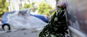 Ein Blumenstrauß liegt an der Unfallstelle, wo die Fluchtfahrt für die 22-jährige Johanna Hahn tödlich endete. 