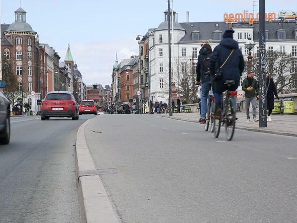 Poller helfen nicht unbedingt, um Radfahrer besser zu schützen. Durch Bordsteine abgetrennte Radwege laut den Experten in Kopenhagen schon.