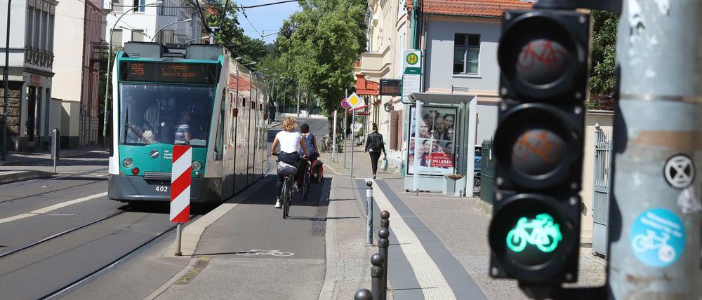 Seit' an Seit': Radfahrer und ÖPNV in Potsdam.