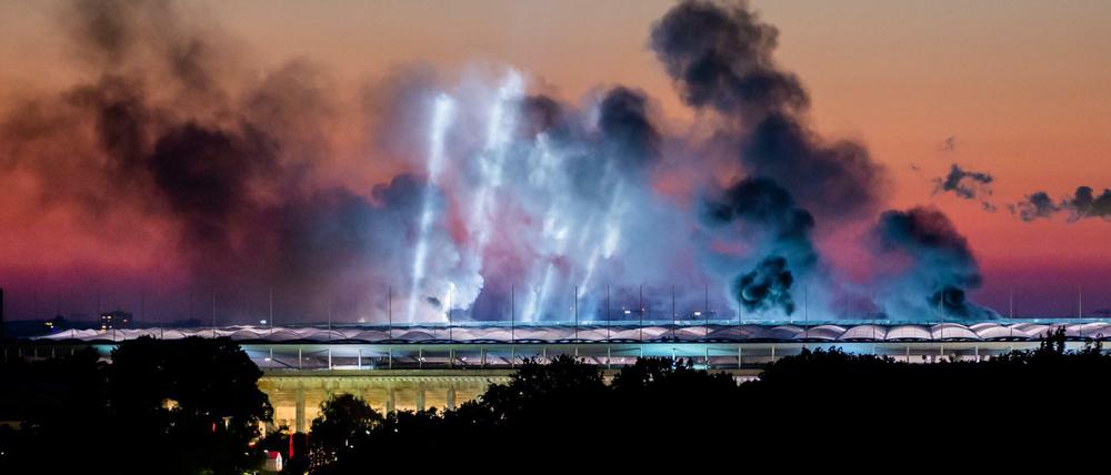 Rauch steigt während eines Konzerts der Band Rammstein über dem Olympiastadion Berlin auf.