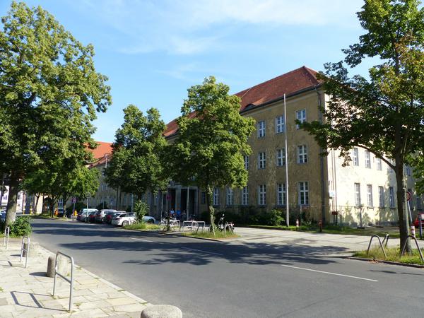 Sommerpause. Am Rathaus Zehlendorf wird's dann jetzt politisch ruhiger. Die nächste BVV ist erst im September.